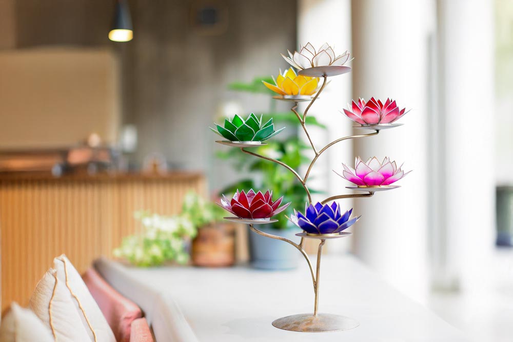Ljusstake med flera lotusblommor i olika färger